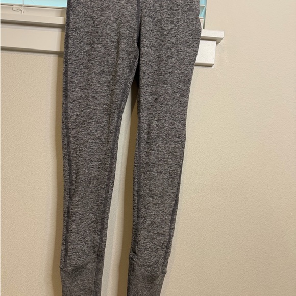 ALO Yoga Light Gray and Heather Gray Leggings - Picture 6 of 13